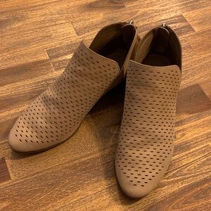Reaction Kenneth Cole “Side Way 2” booties. Size 8.